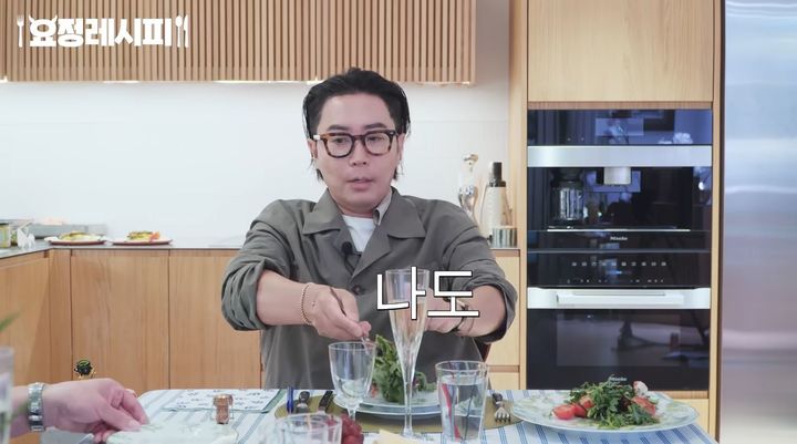 [서울=뉴시스] 가수 정재형(56)이 쑥갓 샐러드 레시피를 소개했다. (사진='요정재형' 유튜브 채널 캡처)