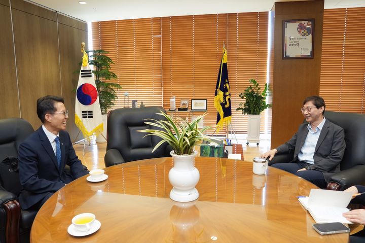 [세종=뉴시스]김성주 국민연금공단 이사장이 4일 전북 전주 국민연금공단 본부에서 김진오 저출산고령사회위원회 부위원장과 간담회를 하고 있다. (사진=국민연금공단 제공) 2026.06.04. photo@newsis.com *재판매 및 DB 금지