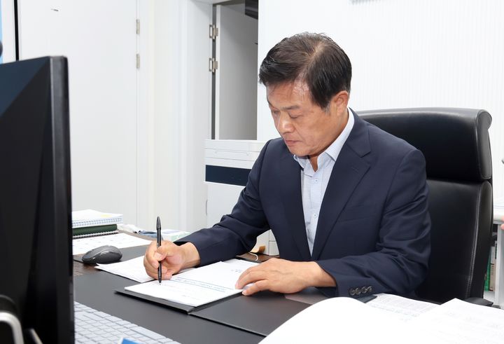 [정읍=뉴시스] 4일 6·3지방선거 당선 확정 직후 시정에 복귀한 이학수 전북 정읍시장이 보고된 사업안에 결제를 하고 있다. (사진=정읍시 제공) 2026.06.04. photo@newsis.com&nbsp; *재판매 및 DB 금지
