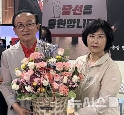 [연천=뉴시스] 제9회 전국동시지방선거에서 경기 연천군수 당선을 확정지은 국민의힘 김덕현 당선인(왼쪽)이 기념사진을 촬영하고 있다. 2026.06.04. (사진=김덕현 당선인 캠프 제공) 