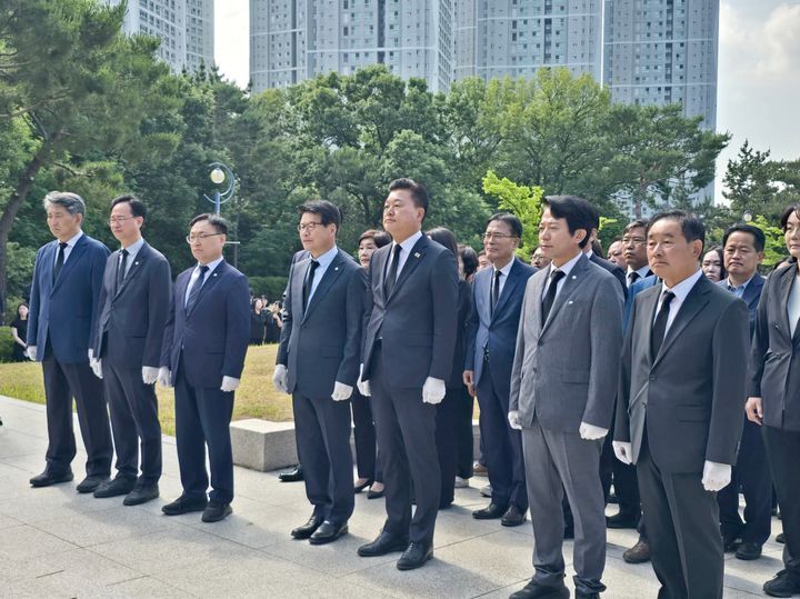 [청주=뉴시스] 더불어민주당 신용한 충북도지사 당선인이 6·3 지방선거 청주권 당선인, 민주당 임호선 충북도당위원장 직무대행, 도당 관계자 등과 4일 오전 청주시 청원구 오창읍 중앙근린공원 충혼탑을 참배하고 있다. (사진=신용한 당선인 측 제공) 2026.06.04. photo@newsis.com *재판매 및 DB 금지