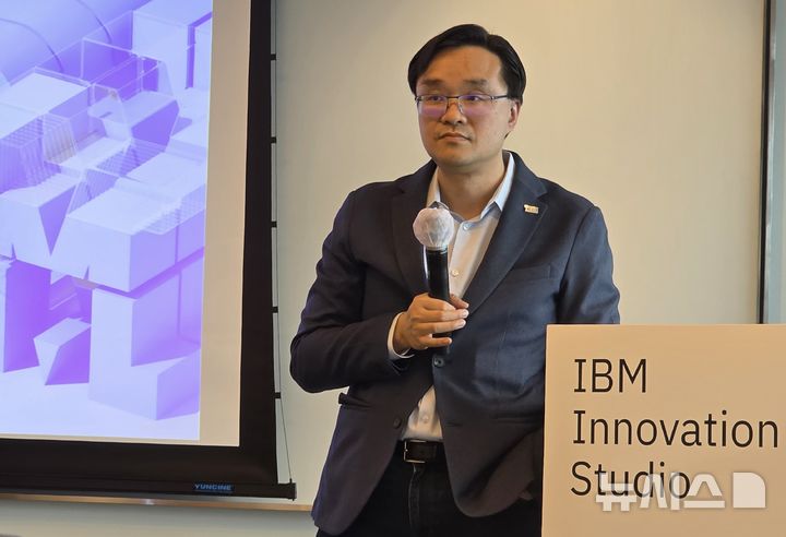 [서울=뉴시스]오동현 기자 = 마이클 쿽 IBM 밥 솔루션 부사장 겸 캐나다 연구소장이 4일 서울 여의도 한국IBM 사무실에서 기자들에게 엔터프라이즈 환경에 최적화된 IBM 밥을 소개했다. 2026. 06. 04. odong85@newsis.com