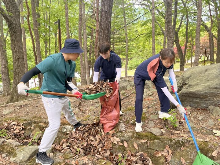 [세종=뉴시스] 기후에너지환경부 산하 국립공원공단은 2030세대를 중심으로 한 '기후행동 청년 봉사단' 참여자를 5일부터 모집한다고 밝혔다. 사진은 국립공원 배수로 정비 자원봉사 참여 모습. (사진=국립공원공단 제공) 2026.06.05. photo@newsis.com *재판매 및 DB 금지