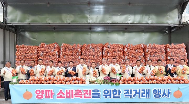 [세종=뉴시스] 농협은 최근 가격 하락으로 어려움을 겪고 있는 양파 농가 지원을 위해 총 882억원 규모의 자금과 예산을 투입해 양파 가격회복 대책을 본격 시행한다고 4일 밝혔다. (사진=농협 제공) 2026.06.04. photo@newsis.com *재판매 및 DB 금지