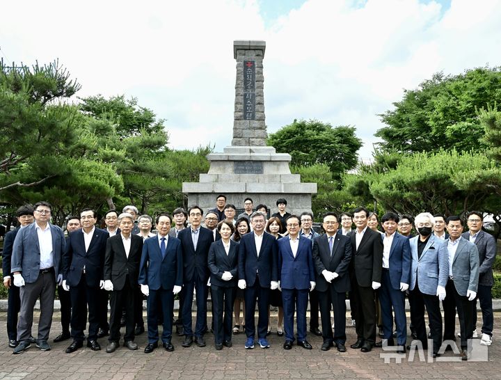 [전주=뉴시스] 천호성 전북도교육감 당선인은 4일 오전 전주시 소재 순직교육자추모탑을 찾아 헌화·참배하며 전북교육의 새 출발을 다짐했다. (사진=천호성 측 제공) 2026.06.04. photo@newsis.com 