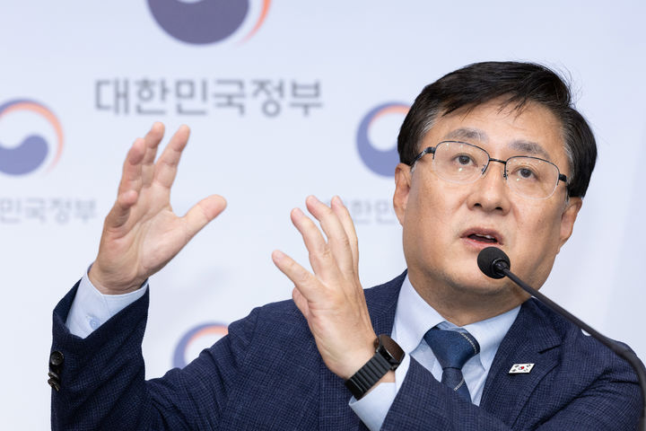 [세종=뉴시스]김성환 기후에너지환경부 장관은 4일 국민주권정부 출범 1주년을 맞아 정부서울청사에서 기자 간담회를 열고 지난 1년간의 기후·에너지·환경 분야 주요 성과와 향후 정책방향을 공유했다.(사진=기후부 제공) *재판매 및 DB 금지