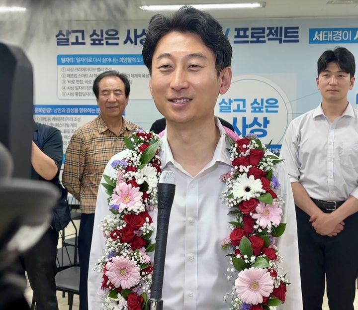 [부산=뉴시스] 서태경 더불어민주당 부산 사상구청장 당선인이 지난 3일 선거사무소에서 당선이 확실시되자 축하받고 있다. (사진=서태경 캠프 제공) 2026.06.04 photo@newsis.com *재판매 및 DB 금지