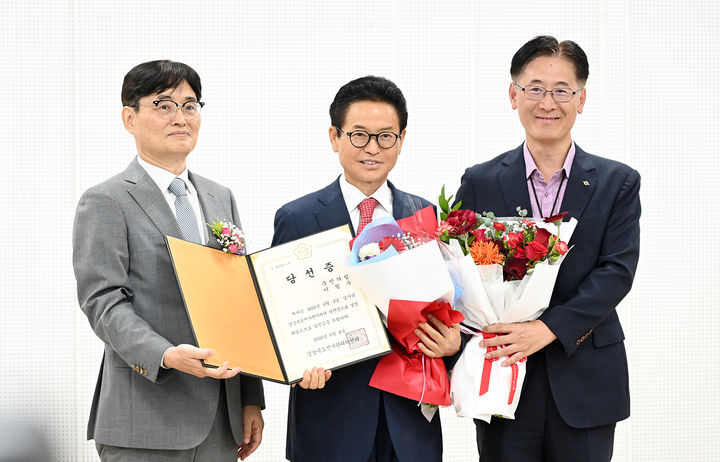 [안동=뉴시스] 이철우 국민의힘 경북지사 당선인(가운데)이 4일 경북선거관리위원회에서 손병원 경북도선거관리위원장(왼쪽)으로부터 당선증을 받고 황명석 경북도 행정부지사(오른쪽)와 기념사진을 찍고 있다. (사진=이철우 당선인측 제공) 2026.05.28. photo@newsis.com *재판매 및 DB 금지