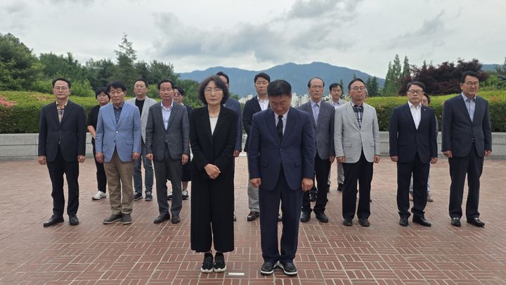 [창원=뉴시스]4일 권순기 경남교육감 당선인이 선거캠프 관계자들과 함께 창원 충혼탑 참배를 하고 있다.(사진=권순기 당선인 제공) 2026.06.04.photo@newsis.com *재판매 및 DB 금지