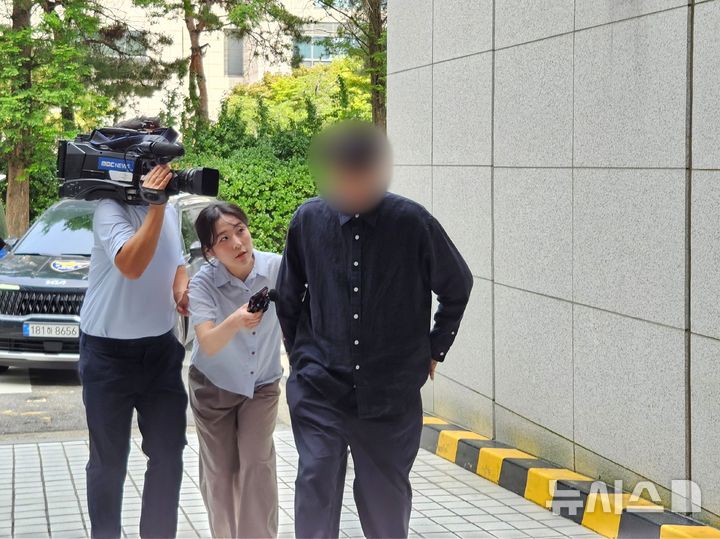 [인천=뉴시스] 이루비 기자 = 인천의 한 공장에서 외국인 근로자를 폭행한 혐의로 사전구속영장이 청구된 섬유 제조업체 대표가 4일 오후 인천 미추홀구 인천지법에서 열린 구속 전 피의자 심문(영장실질심사)에 출석하고 있다. 2026.06.04. ruby@newsis.com