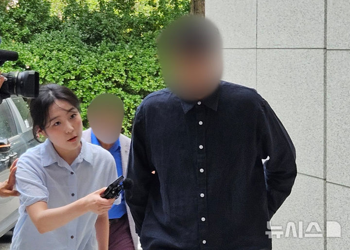 [인천=뉴시스] 이루비 기자 = 인천의 한 공장에서 외국인 근로자를 폭행한 혐의로 사전구속영장이 청구된 섬유 제조업체 대표가 4일 오후 인천 미추홀구 인천지법에서 열린 구속 전 피의자 심문(영장실질심사)에 출석하고 있다. 2026.06.04. ruby@newsis.com
