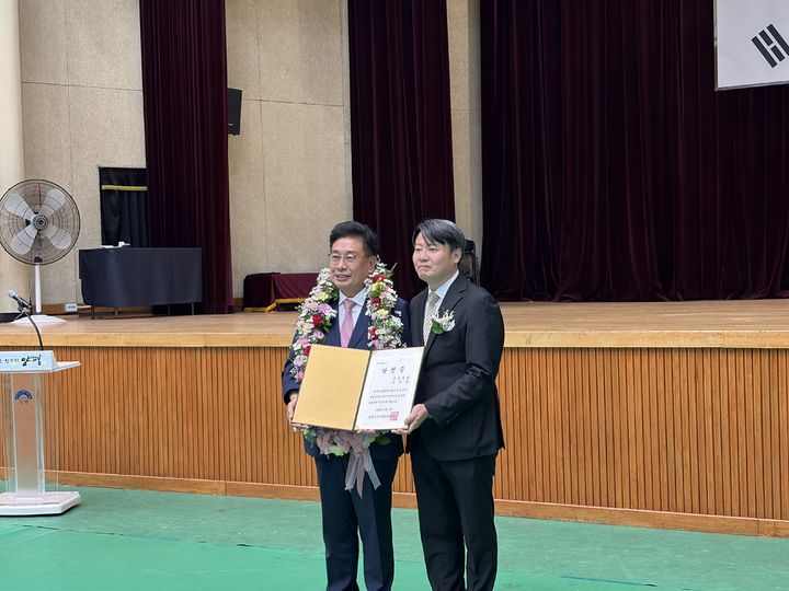[양평=뉴시스] 국민의힘 전진선 경기 양평군수 후보가 4일 새벽 당선이 확정된 뒤 당선증을 교부받고 있다. (사진=전진선 후보 선거사무소 제공) 2026.06.04. photo@newsis.com *재판매 및 DB 금지