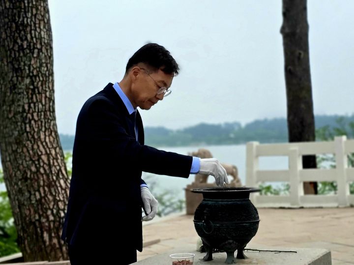 김중남 당선인 "행복한 강릉 만들 것"...오죽헌 분향 - 뉴스 썸네일 이미지
