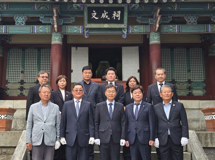 [강릉=뉴시스] 4일 제9회 전국동시지방선거에서 당선된 김중남 강릉시장 당선인 및 강릉지역 더불어민주당 당선자들이 공식 일정으로 오죽헌을 찾아 율곡 이이 선생과 신사임당 영정에 분향하고 있다.(사진=김중남 당선인 캠프 제공)photo@newsis.com *재판매 및 DB 금지