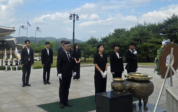 [대구=뉴시스] 대구지방조달청은 제71회 현충일과 호국보훈의 달을 맞아 국립영천호국원 현충탑을 찾아 참배했다. (사진 = 대구지방조달청 제공) 2026.06.04. photo@newsis.com *재판매 및 DB 금지