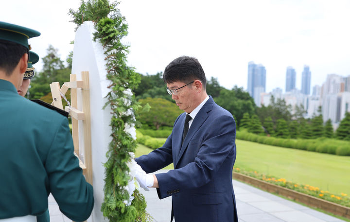 [부산=뉴시스] 부산세관은 4일 오전 유영한 부산세관장과 직원 등이 6월 호국보훈의 달을 맞아 부산 남구 유엔기념공원을 참배했다고 밝혔다. (사진=부산세관 제공)2026.06.04. photo@newsis.com *재판매 및 DB 금지