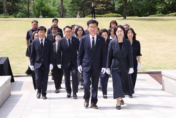 [청주=뉴시스] 재선에 성공한 윤건영 충북도교육감이 4일 청주 오창 충혼탑을 참배하려고 배우자, 교육청 간부들과 방문하고 있다. (사진=뉴시스 DB). photo@newsis.com *재판매 및 DB 금지