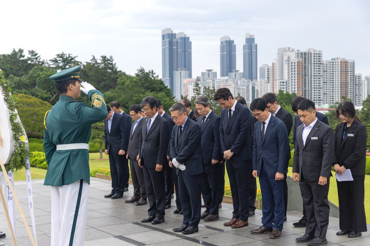 [세종=뉴시스]한국남부발전이 4일 호국보훈의 달을 맞아 부산 남구 소재 유엔기념공원에서 참배를 진행했다고 밝혔다.(사진=남부발전 제공) *재판매 및 DB 금지