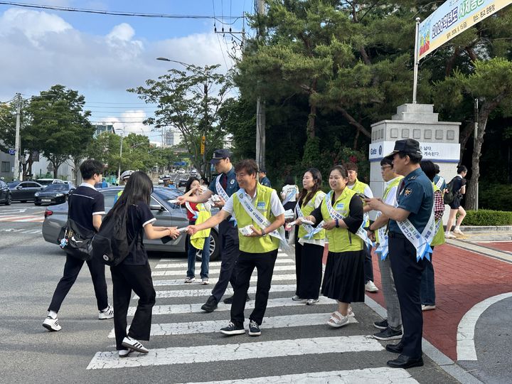 [대구=뉴시스] 대구 수성경찰서는 동문고등학교 일원에서 '안심 이음길' 캠페인을 실시했다. (사진=대구 수성경찰서 제공) 2026.06.04. photo@newsis.com *재판매 및 DB 금지
