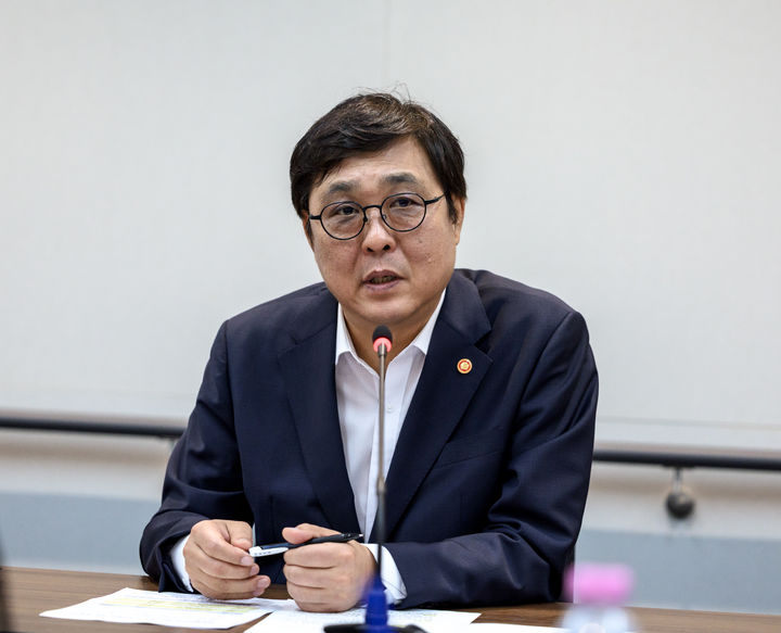 최휘영 문화체육관광부 장관이 4일 서울 중구 예술인복지재단을 방문해 재단 직원과 간담회를 진행하고 있다. (사진=문체부 제공) *재판매 및 DB 금지