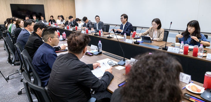 최휘영 문화체육관광부 장관이 4일 서울 중구 예술인복지재단에서 열린 '예술활동증명 제도 개편 태스크포스(TF) 5차 회의'에 참석해 발언을 하고 있다.(사진=문체부 제공) *재판매 및 DB 금지