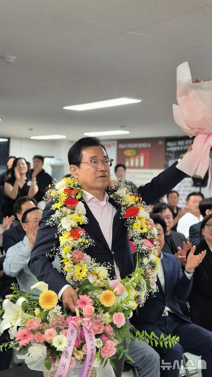 [하남=뉴시스] 이현개 국민의힘 하남시장 후보가 당선이 확정된 뒤 축하를 받고 있다. (사진=이현재 후보 선거사무소 제공) photo@newsis.com