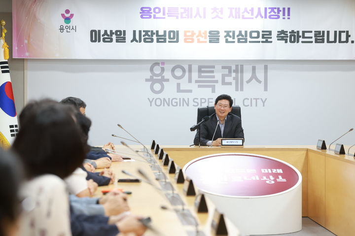 [용인=뉴시스] 간부회의를 주재하는 이상일 경기 용인시장. (사진=용인시 제공) 2026.06.04. photo@newsis.com *재판매 및 DB 금지