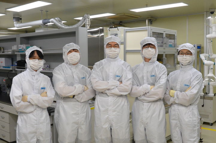 [대전=뉴시스] 고성능 차세대 수계 아연이온전지용 양극·음극 소재를 동시 개발한 연구진.(사진=ETRI 제공) *재판매 및 DB 금지
