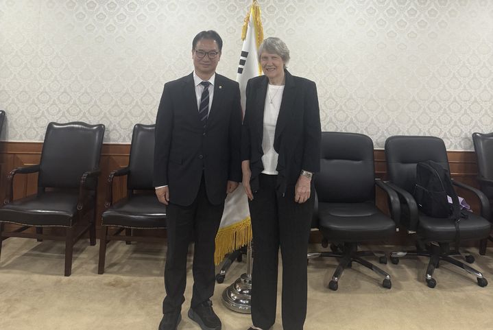 [서울=뉴시스]국무조정실은 김영수 국무1차장이 4일 서울에서 헬렌 클라크(Helen Clark) 세계백신면역연합(GAVI) 이사회 의장과 만나 보건협력 파트너십 강화, 국내 바이오 산업의 글로벌 진출 확대 방안 등을 논의했다고 밝혔다. (사진=총리실 제공) photo@newsis.com *재판매 및 DB 금지