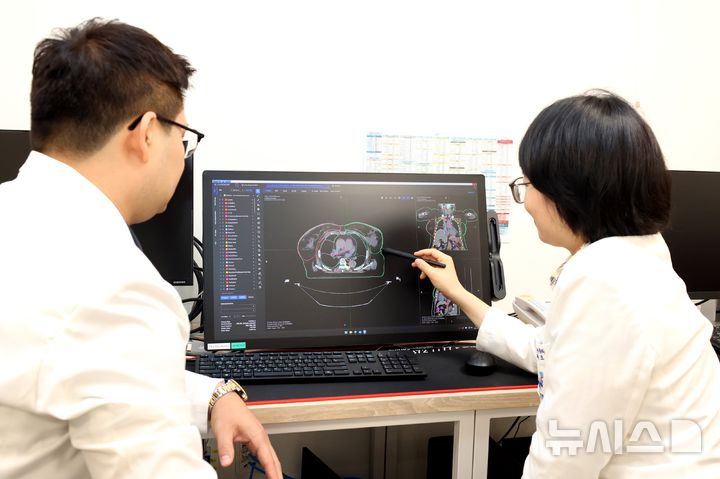 [서울=뉴시스] 전민수 중앙대광명병원 방사선종양학과 교수(좌)와 유혜조 교수(우)가 AI가 그린 방사선치료 설계도를 검증·보완하며 정밀 방사선치료 계획을 완성하고 있다. (사진= 중앙대광명병원 제공)