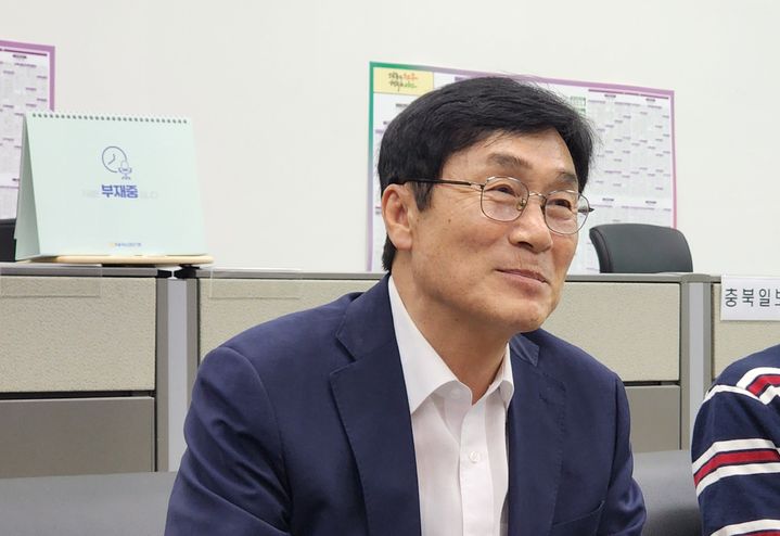 [청주=뉴시스] 더불어민주당 이장섭 청주시장 당선인이 4일 시청 기자실에 들러 당선 인사를 하고 있다. 2026.06.04. imgiza@newsis.com *재판매 및 DB 금지