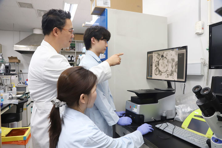 [대전=뉴시스] 생명공학연구원 조현수 박사팀이 경북대 허근 교수팀과 대장암 항암제 '5-FU' 내성의 핵심 원인을 규명하고 기존 항암치료 효과를 회복할 수 있는 치료전략을 제시했다. 연구진의 시험모습.(사진=생명연구원 제공) *재판매 및 DB 금지