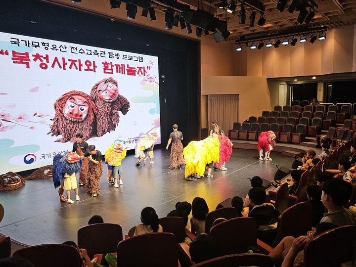 [서울=뉴시스] 전통공예·예능 전수교육관 체험 프로그램 (사진=국가유산진흥원 제공) 2026.06.04. photo@newsis.com *재판매 및 DB 금지