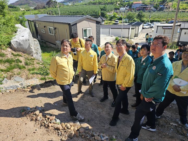 [안동=뉴시스] 4일 청송군 진보면 이촌리 임시 조립주택 합동 안전점검. (사진=경북도 제공) 2026.06.04 photo@newsis.com *재판매 및 DB 금지