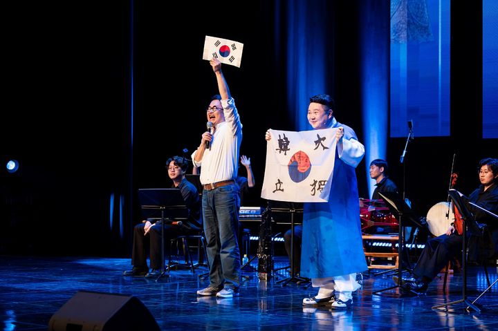 'Sound of Heritage : 전통의 울림' 현장에서 태극기를 들어 보이고 있는 역사 강사 최태성과 소리꾼 최재구. (사진=한국메세나협회 제공) *재판매 및 DB 금지