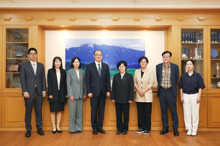[서울=뉴시스] 원민경 성평등가족부 장관이 4일 오후 서울 서초구 법원행정처에서 기우종 법원행정처장 권한대행을 만나 스토킹 교제폭력 피해자 보호 강화를 위한 협력방안을 논의한 뒤 기념촬영을 하고 있다.(사진=성평등가족부 제공) 2026.06.04. photo@newsis.com *재판매 및 DB 금지