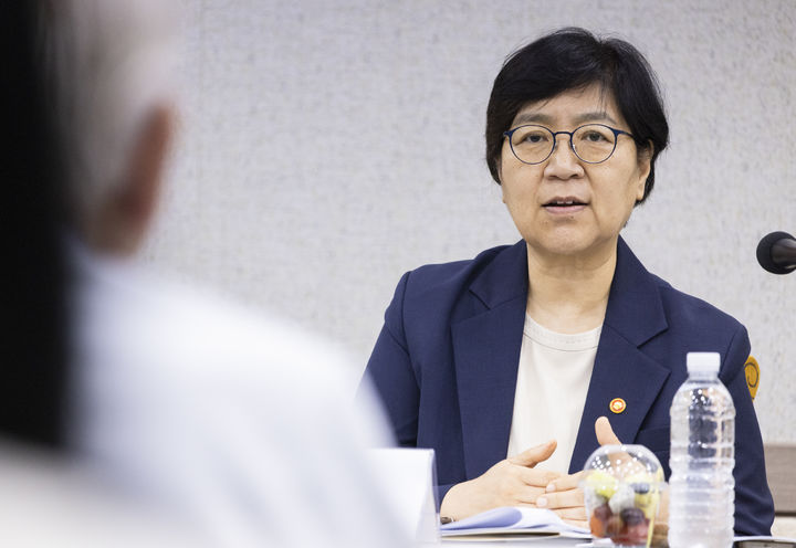[세종=뉴시스]정은경 보건복지부 장관이 4일 충북 청주에 위치한 청주원광효도요양병원을 방문해 요양병원 호스피스 사업과 연명의료결정제도 운영 현황을 확인했다. (사진=보건복지부 제공) 2026.06.04. photo@newsis.com *재판매 및 DB 금지