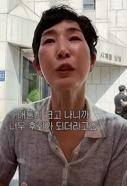 [서울=뉴시스] 김정수 삼양식품 그룹 회장이 공식 유튜브 채널 영상에 출연해 신제품을 시식하며 워킹맘으로서 자녀들에게 가졌던 미안한 속내를 털어놓고 있다. (사진='samyangfoods' 유튜브 채널 캡처)