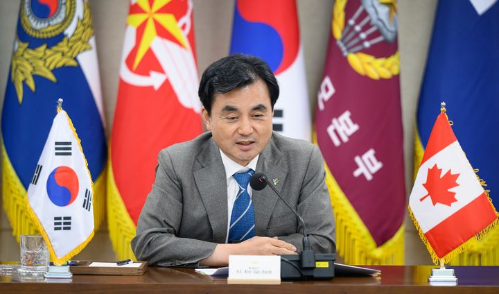 [서울=뉴시스] 안규백 국방부장관이 4일 저녁, 데이비드 맥귄티 캐나다 국방부장관과 공조통화를 하고 있다. (사진=국방부 제공) 2026.06.04. photo@newsis.com&nbsp; *재판매 및 DB 금지