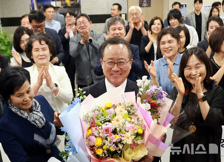  [부산=뉴시스] 하경민 기자 = 제9회 전국동시지방선거일인 3일 김석준 부산교육감 후보가 부산진구 자신의 선거사무소에서 당선이 확실해지자 축하를 받고 있다. (공동취재) 2026.06.03. yulnetphoto@newsis.com