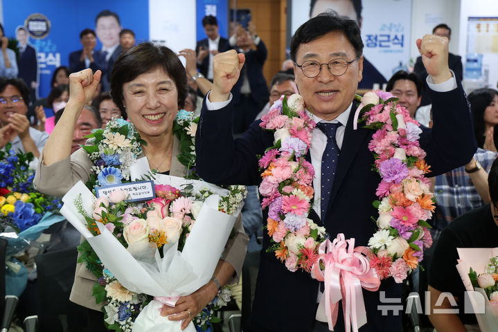 [서울=뉴시스] 김선웅 기자 = 정근식 서울시교육감 후보가 4일 서울 종로구 소재 선거캠프에서 제9회 전국동시지방선거 서울시교육감 당선이 유력시 되며 배우자 은영 씨와 세레머니를 하고 있다. 2026.06.04. mangusta@newsis.com