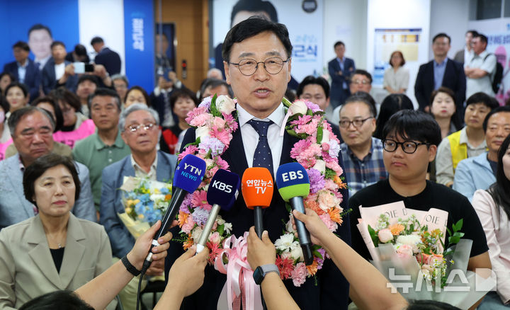 [서울=뉴시스] 김선웅 기자 = 정근식 서울시교육감 후보가 4일 서울 종로구 소재 선거캠프에서 제9회 전국동시지방선거 서울시교육감 당선유력 소감을 말하고 있다. 2026.06.04. mangusta@newsis.com