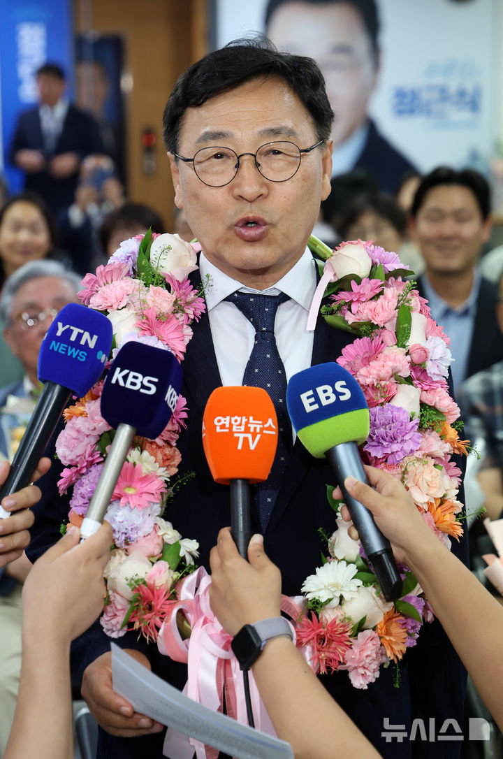 [서울=뉴시스] 김선웅 기자 = 정근식 서울시교육감 후보가 4일 서울 종로구 소재 선거캠프에서 제9회 전국동시지방선거 서울시교육감 당선유력 소감을 말하고 있다. 2026.06.04. mangusta@newsis.com