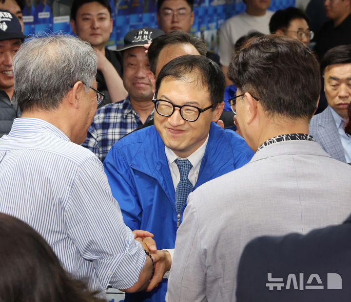 [울산=뉴시스] 배병수 기자 = 더불어민주당 김상욱 울산시장 후보가 4일 울산시 남구 자신의 선거사무소에서 당선이 확실시되자 지지자들과 인사를 나누고 있다. 2026.06.04. bbs@newsis.com.