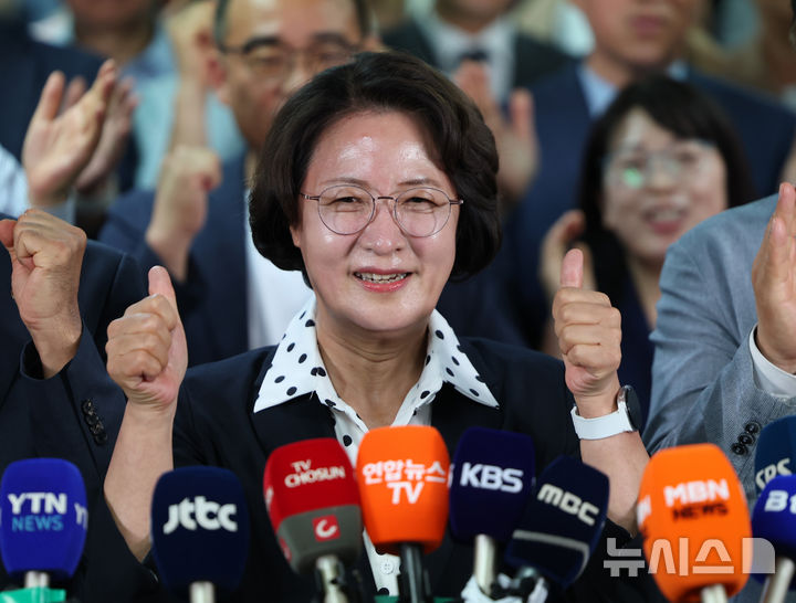 [수원=뉴시스] 김종택 기자 = 추미애 더불어민주당 경기도지사 후보가 4일 오전 경기 수원시 팔달구 마라톤빌딩에 마련된 선거사무소에서 당선이 확실시 되자 소감을 밝히고 있다. (공동취재) 2026.06.04. photo@newsis.com