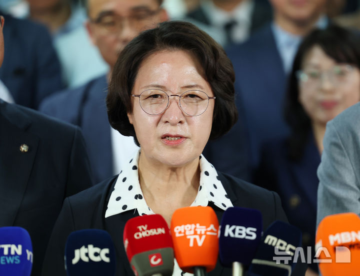 [수원=뉴시스] 김종택 기자 = 추미애 더불어민주당 경기도지사 후보가 4일 오전 경기 수원시 팔달구 마라톤빌딩에 마련된 선거사무소에서 당선이 확실시 되자 소감을 밝히고 있다. (공동취재) 2026.06.04. photo@newsis.com