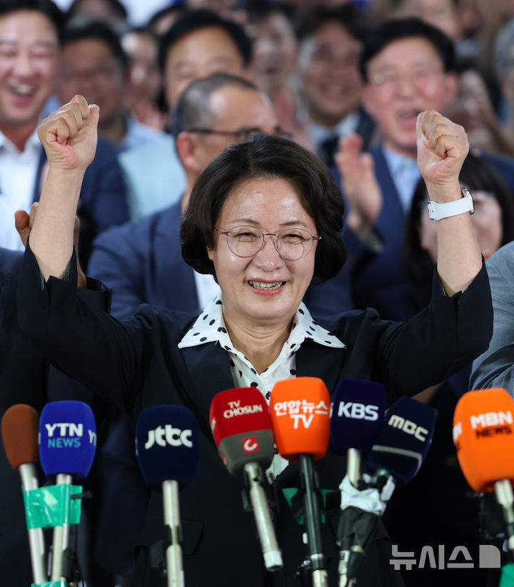 [수원=뉴시스] 김종택 기자 = 추미애 더불어민주당 경기도지사 후보가 4일 오전 경기 수원시 팔달구 마라톤빌딩에 마련된 선거사무소에서 당선이 확실시 되자 환호하고 있다. (공동취재) 2026.06.04. photo@newsis.com