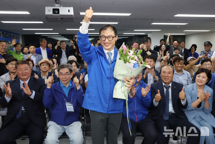 [울산=뉴시스] 배병수 기자 = 더불어민주당 김상욱 울산시장 후보가 4일 울산시 남구 자신의 선거사무소에서 당선이 확실시되자 꽃다발을 들고 환호하고 있다. 2026.06.04. bbs@newsis.com