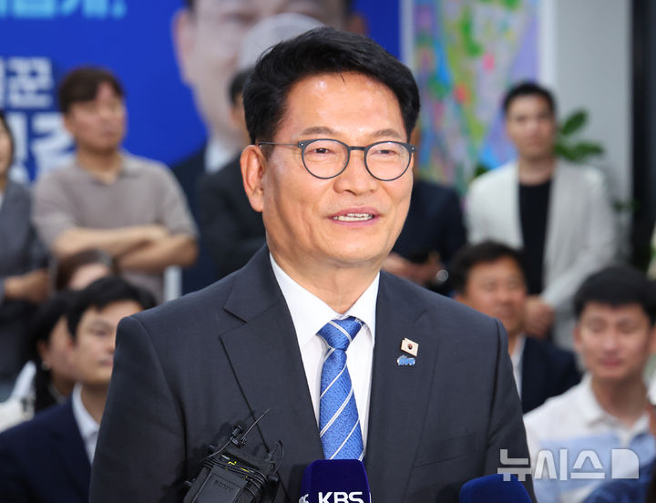 [인천=뉴시스] 전진환 기자 = 송영길 더불어민주당 연수갑 국회의원 보궐선거 후보가 4일 인천 연수구 선거사무소에서 당선이 유력해지자 소감을 이야기하고 있다. (공동취재) 2026.06.04. photo@newsis.com