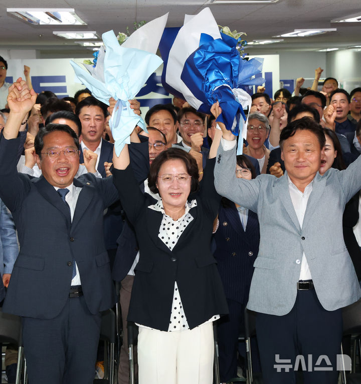 [수원=뉴시스] 김종택 기자 = 추미애 더불어민주당 경기도지사 후보가 4일 오전 경기 수원시 팔달구 마라톤빌딩에 마련된 선거사무소에서 당선이 확실시 되자 환호하고 있다. (공동취재) 2026.06.04. photo@newsis.com